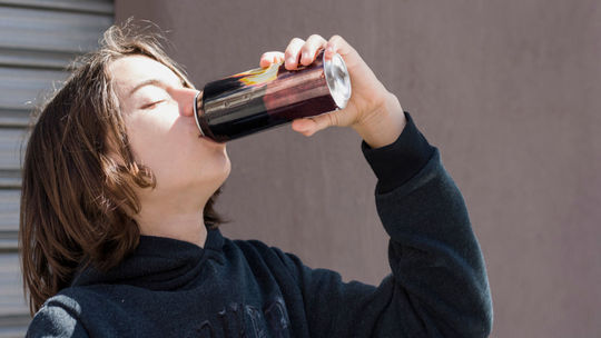 Nebezpečná je kombinácia alkoholu a energydrinkov.