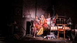 Veľká Edie (Anna Šišková) a jej dcéra Malá Edie...