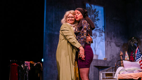 Hra rozpráva životný príbeh matky a dcéry,...