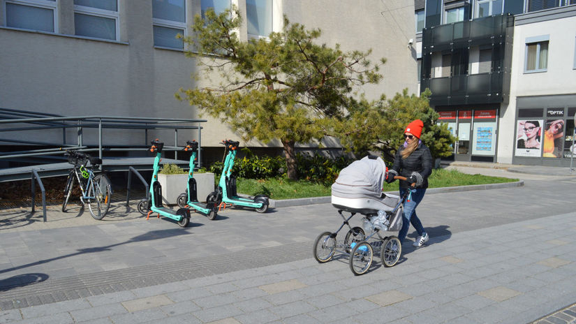 Niekoľko kolobežiek spoločnosti Tier bolo...