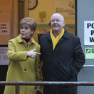Británia Škótsko Sturgeonová manžel zatknutie financie