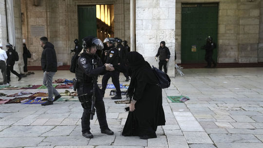 Izraelská polícia pri stretoch pri mešite Al-Aksá zatkla 350 osôb