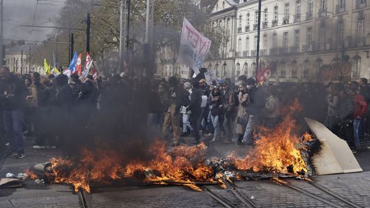 Demonštranti v Paríži podpálili Macronovu obľúbenú reštauráciu