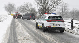 Na snímke zasnežená cesta medzi obcami Ždaňa a...