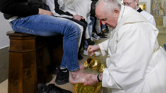 Pápež umyl nohy 12 mladistvým väzňom v nápravnom zariadení v Ríme