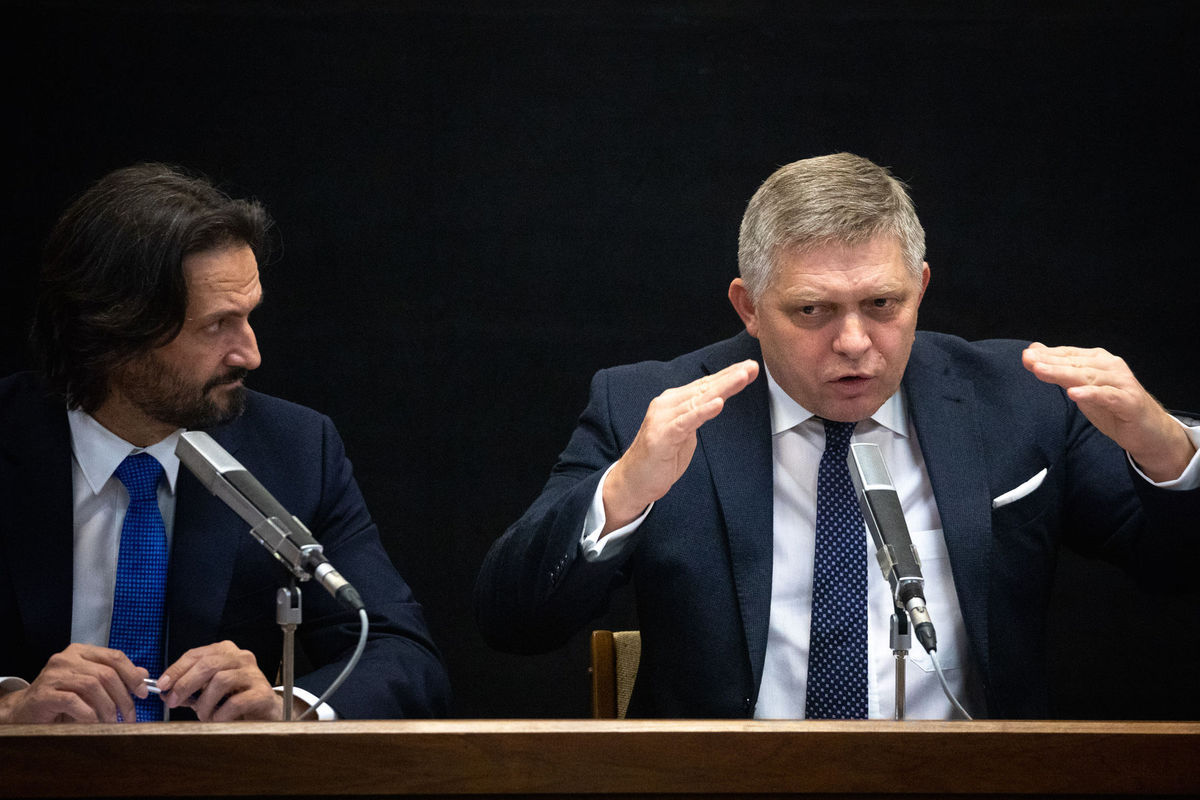 Robert Kaliňák a Robert Fico počas tlačovej...