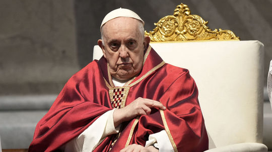 Pápež František prvýkrát za 10 rokov vynechá krížovú cestu. Pre chladné počasie