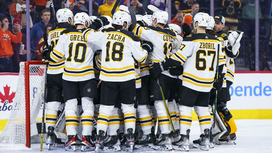 Boston zariadil nový rekord NHL. Pastrňák sa pri ňom blysol hetrikom