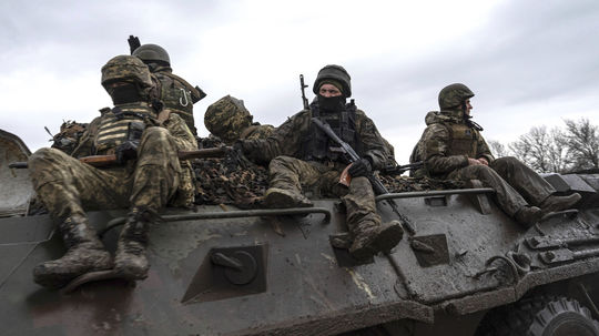 Ukrajina môže veľkú protiofenzívu odložiť až na rok 2024, píše Bloomberg