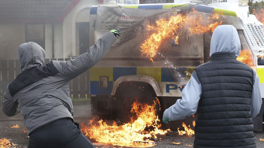 Severné Írsko si pripomína 25. výročie mieru, protestujúci útočili na políciu