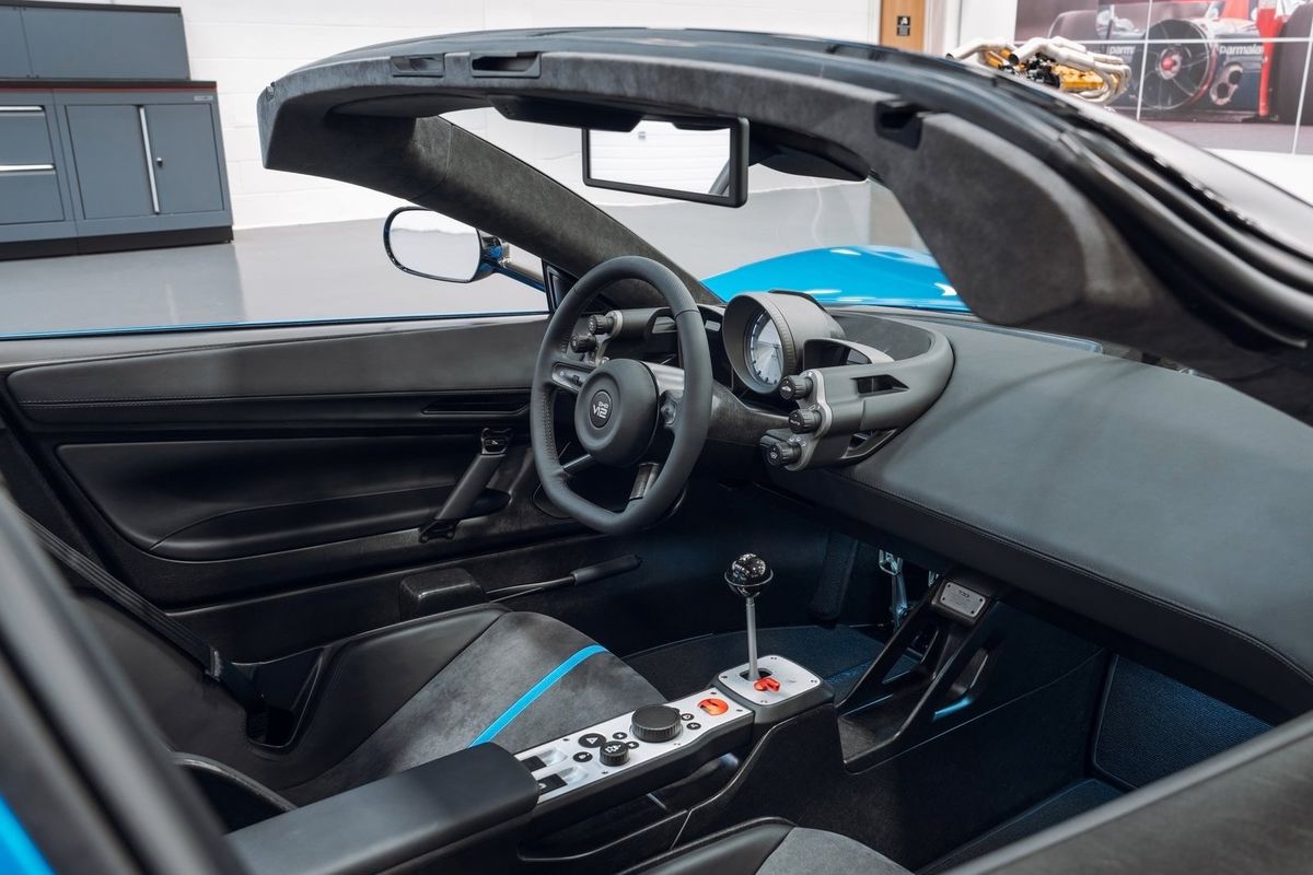 Celá karoséria je vyrobená technológiou...