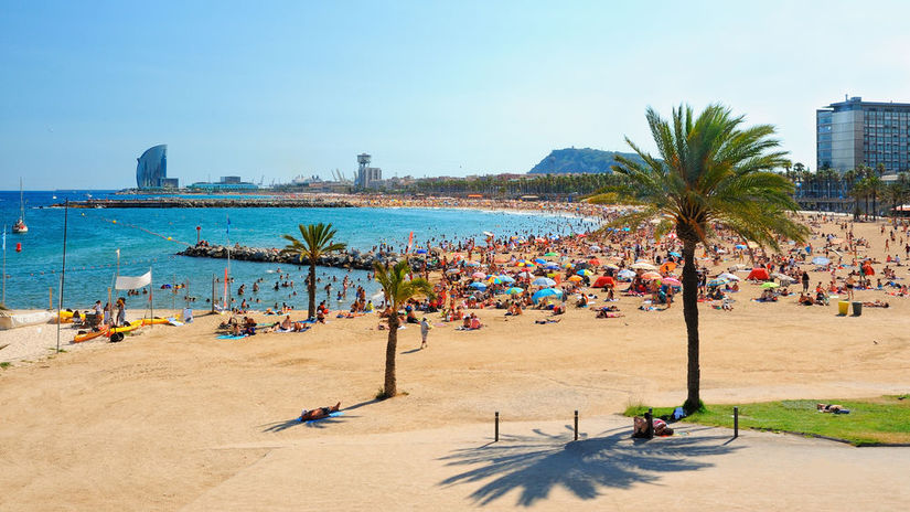 Barcelonská pláž Barceloneta, Španielsko.