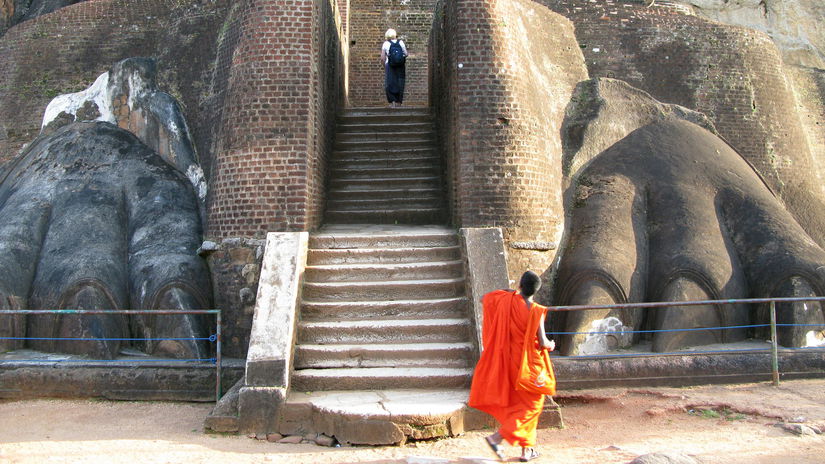 Srí Lanka, Levia skala, Sigyriya, mních, turistka