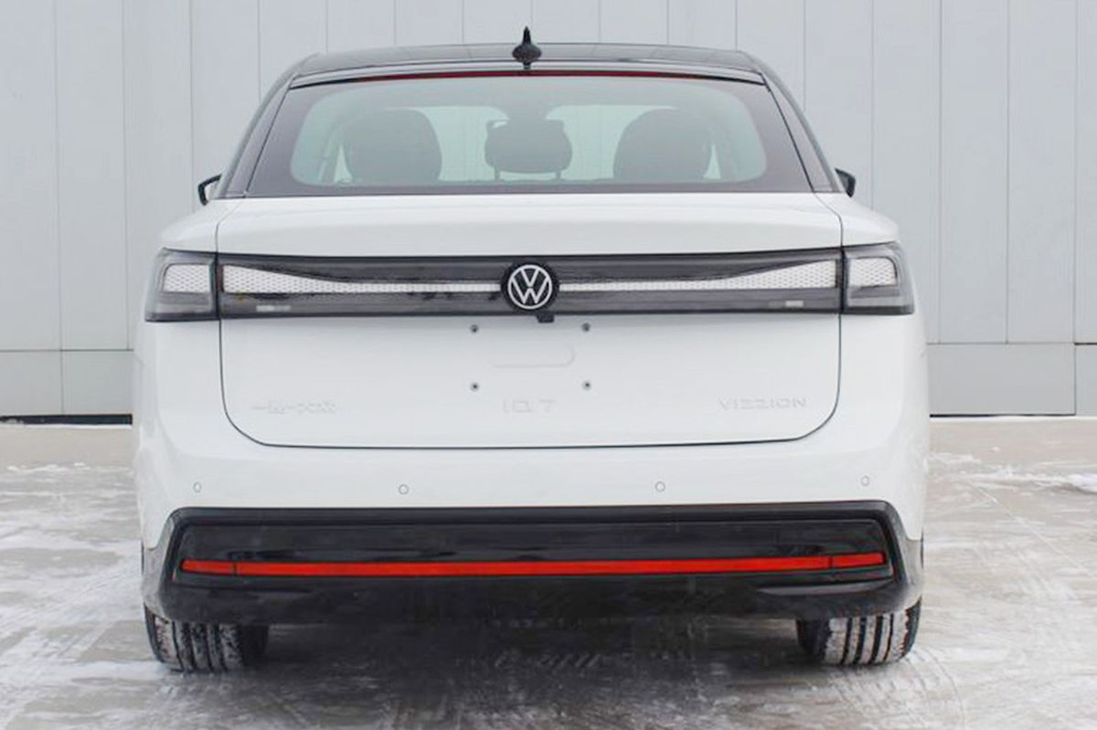 Zadné svetlá budú umiestnené do čierneho...