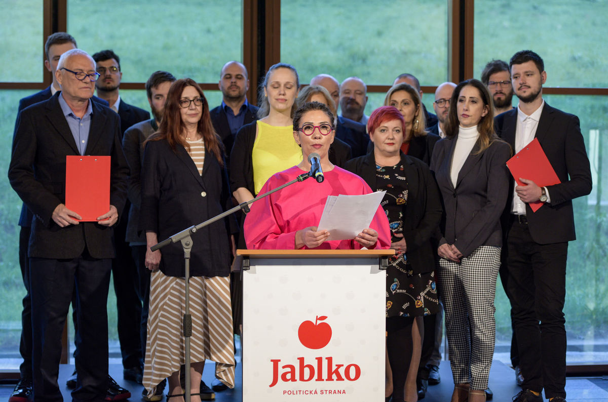 Na snímke uprostred predsedníčka politickej...