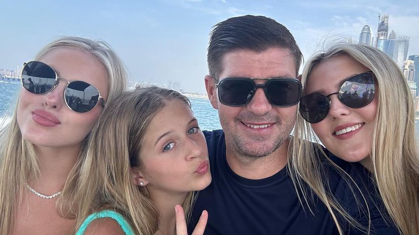  Lilly-Ella je najstarším zo štyroch detí...