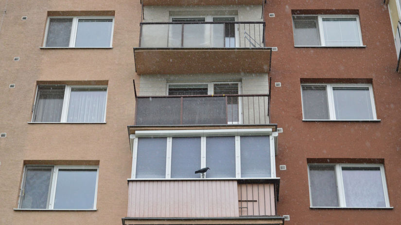 Niektoré balkóny "zdobia"...