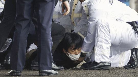 Japonského premiéra evakuovali po výbuchu 'dymovej bomby', podozrivého zadržali