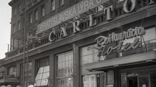 Zvedavci pred hotelom Carlton, kde bývali...