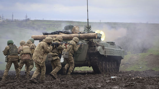 Pre ruskú agresiu proti Ukrajine vo svete rekordne rastú vojenské výdavky 