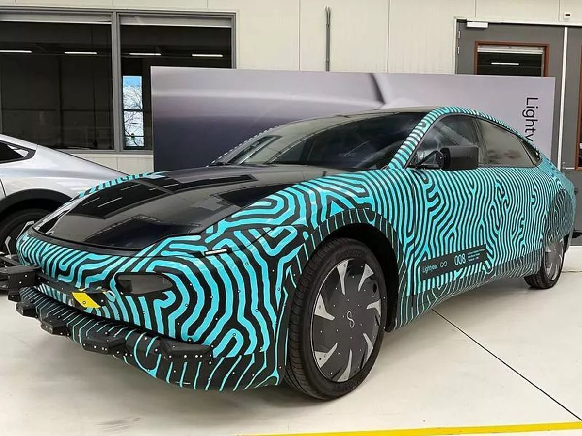 Nad týmto úžasným elektromobilom so solárnymi...