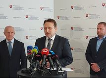 Minister pôdohospodárstva Samuel Vlčan a šéf potravinovej správy Jozef Bíreš.