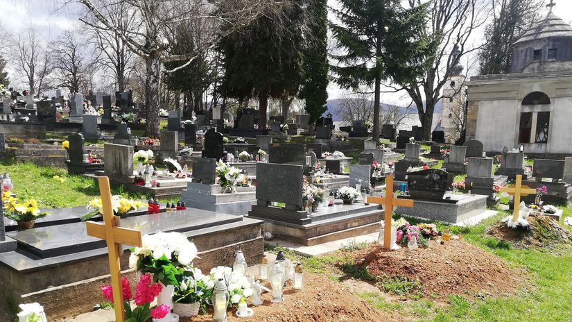 Nové hroby na niektorých cintorínoch vídať už...