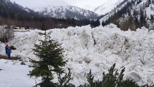 V Tatrách spadla lavína, odrezala Žiarsku chatu