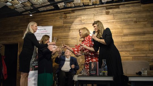 Publikáciu do života uviedli spisovateľka...