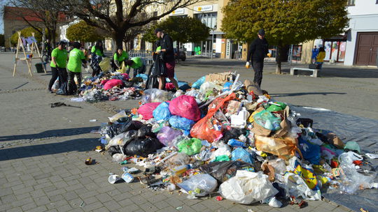 Úradníci v centre mesta vysypali smetiaky. Deti si z odpadu vyhrabávali nové hračky