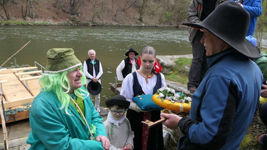 Na snímke tradičný akt odomykania Váhu počas...
