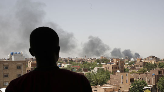 Zo Sudánu bolo evakuovaných viac než 1000 obyvateľov EÚ. Britov vraj opustila vláda 