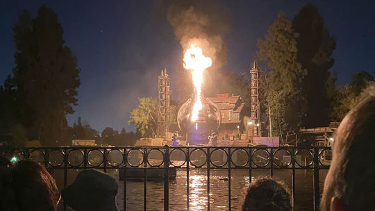 V kalifornskom Disneylande zhorela 14-metrová atrakcia