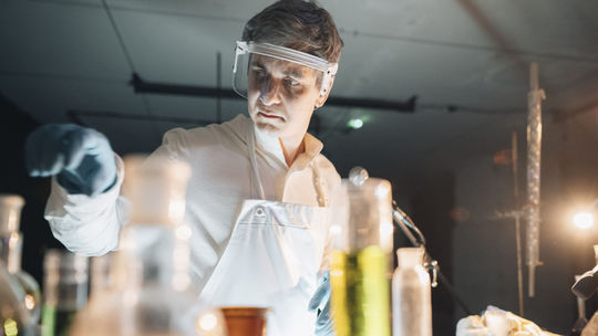 Mladý herec Marek Koleno hrá v bielom overale...