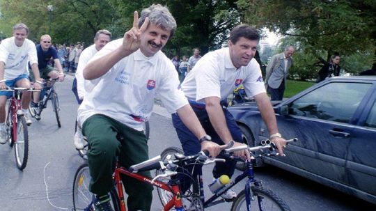 Dzurindovci si opäť sadnú na bicykle, na programe Modrých pracujú aj Mikloš s Kaníkom
