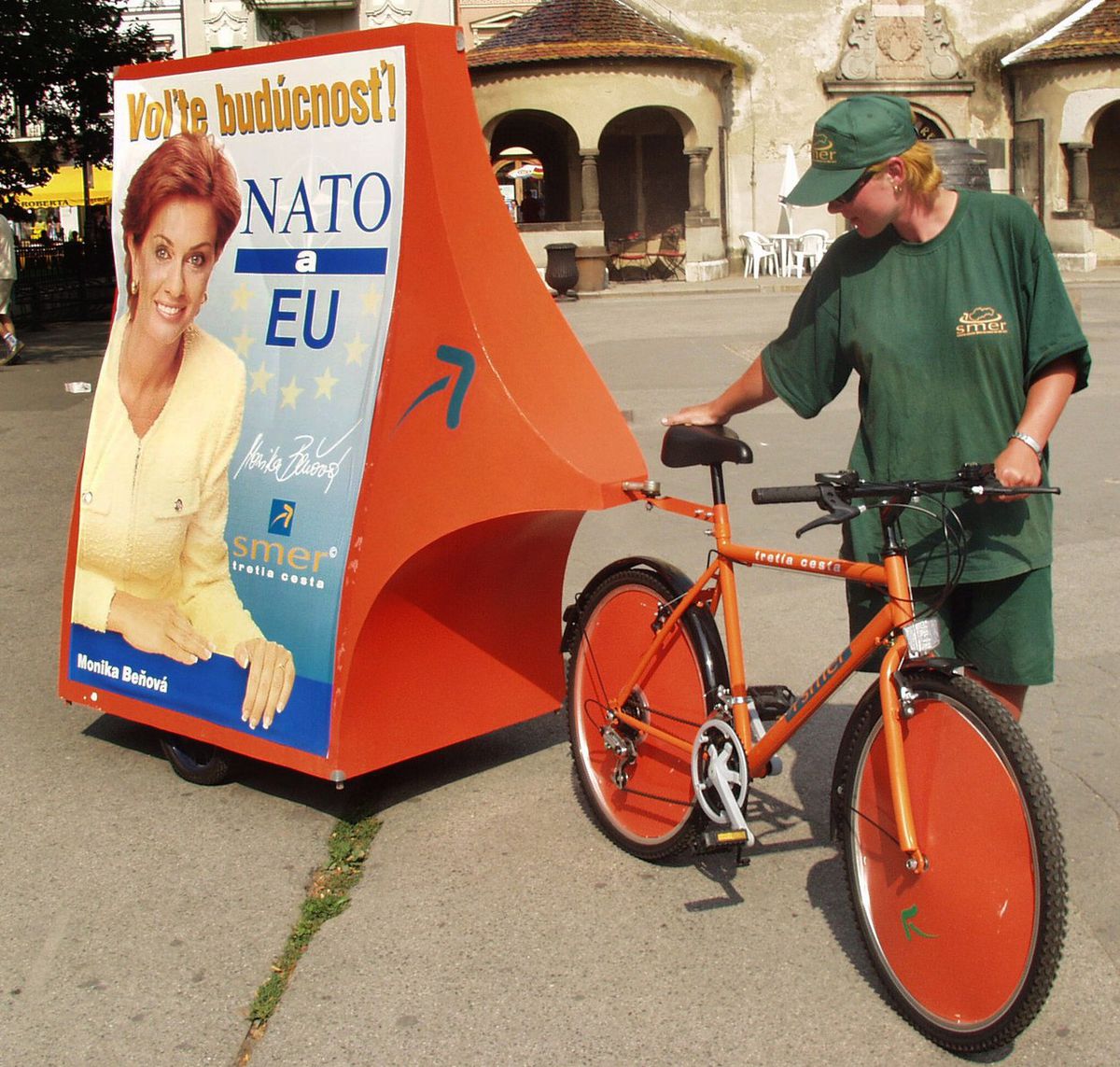 Júl 2002. Súčasťou predvolebnej kampane Smeru v...