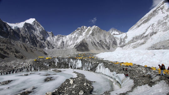 Nepál si koleduje o problémy. Vydal rekordný počet povolení na výstup na Everest