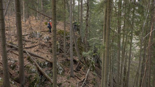 Marcel Uhrín s Michalom Šarom kráčajú k strmému...
