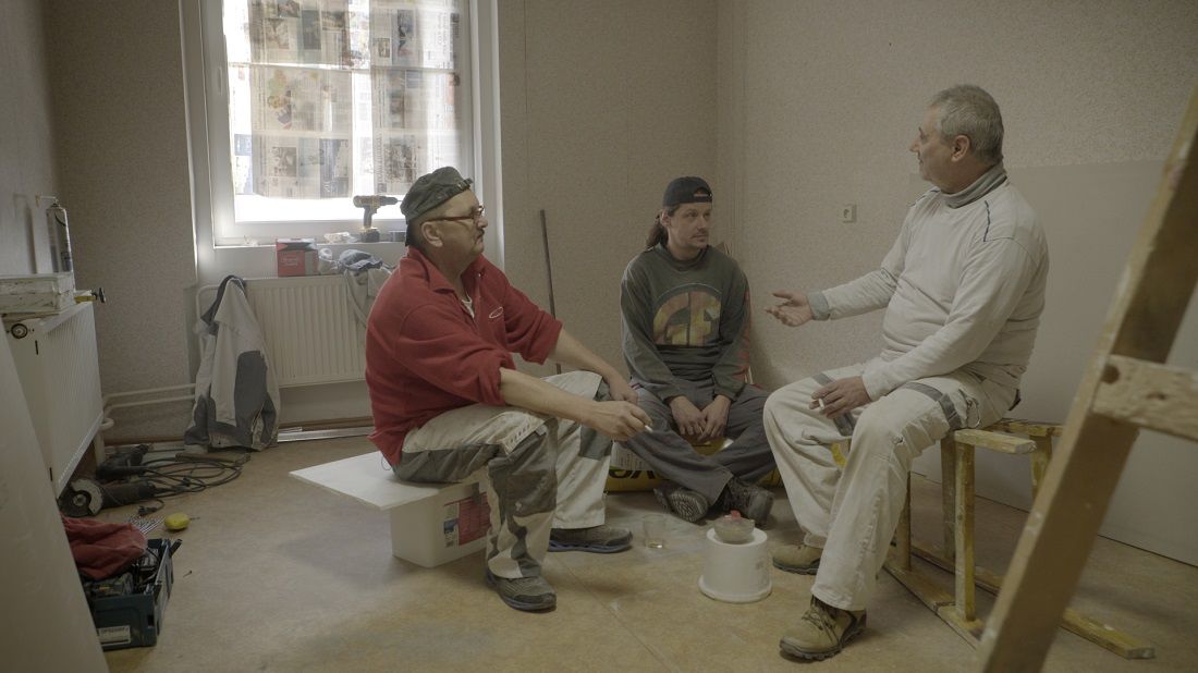Film ukazuje aj príbeh sadrokartonistu Letyho...