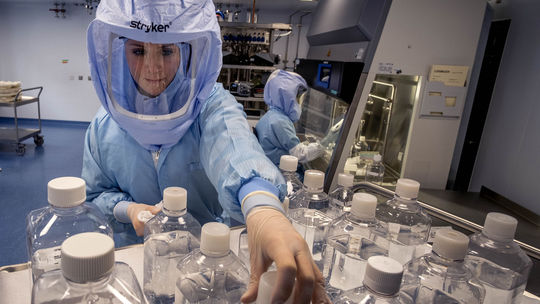 Pri pokusoch na školskom krúžku v Hradci Králové vypukol požiar, popálili sa dve deti