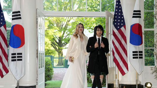 Angelina Jolie a jej adoptívny syn Maddox...