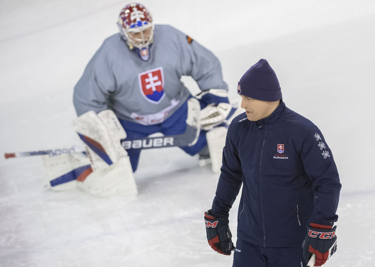 Tréner brankárov Peter Kosa a Samuel Hlavaj...