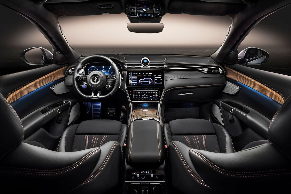 Interiér používa medené dekorácie a veľa...