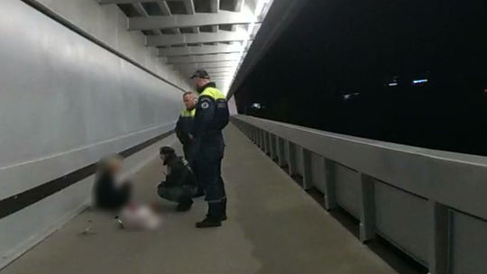 Mladá žena chcela skočiť z Mostu SNP. Zachránili ju okoloidúci a mestská polícia  
