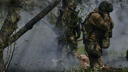 Erschießung ukrainischer Soldaten, die die Stadt verteidigen...