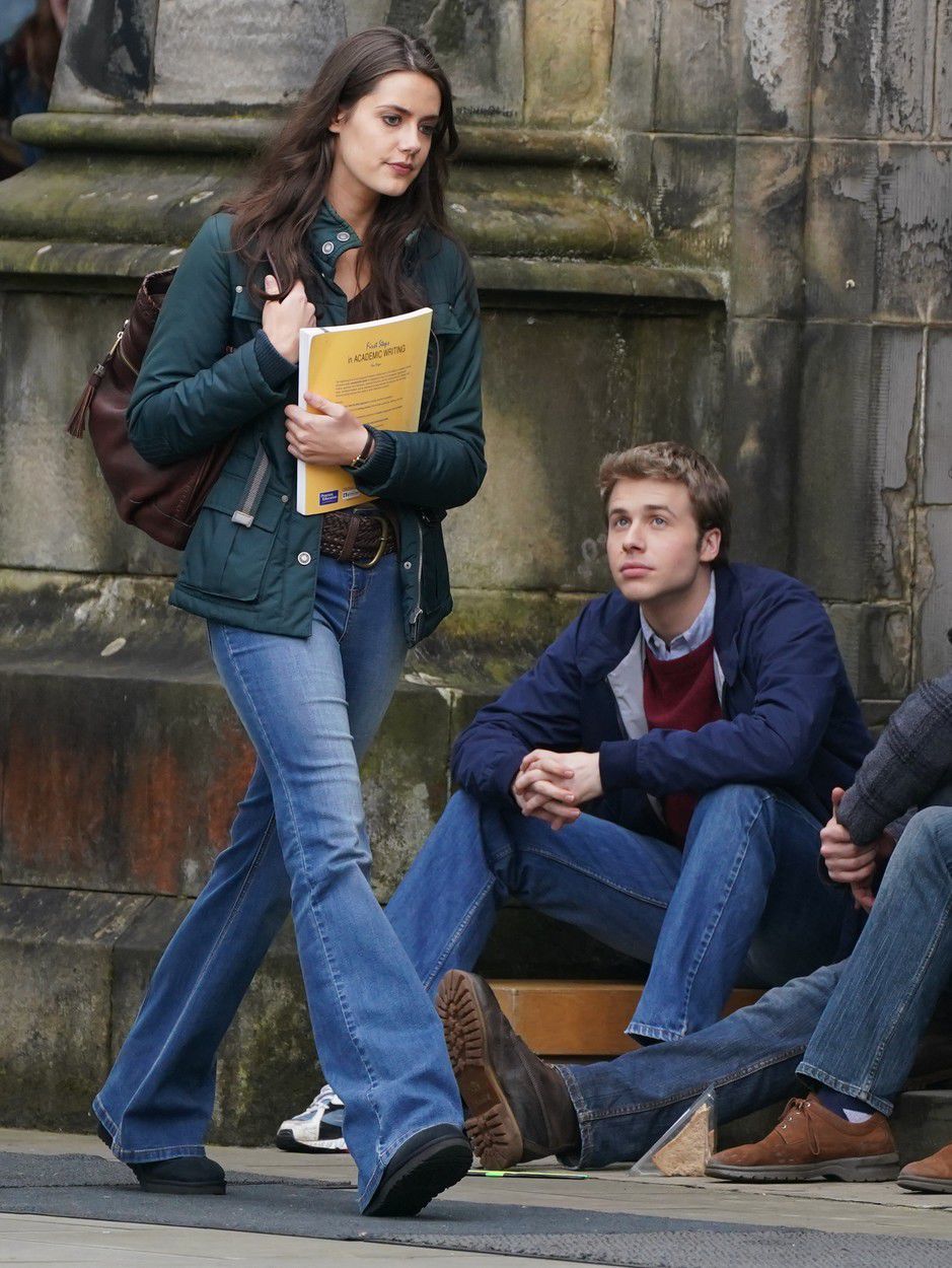 Meg Bellamy ako Kate Middleton a dolu sediac...