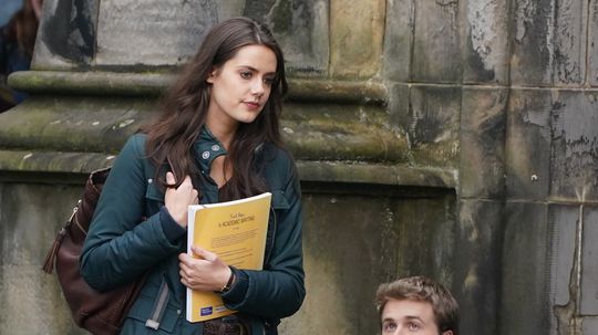 Herečka Meg Bellamy ako Kate Middleton a dolu...