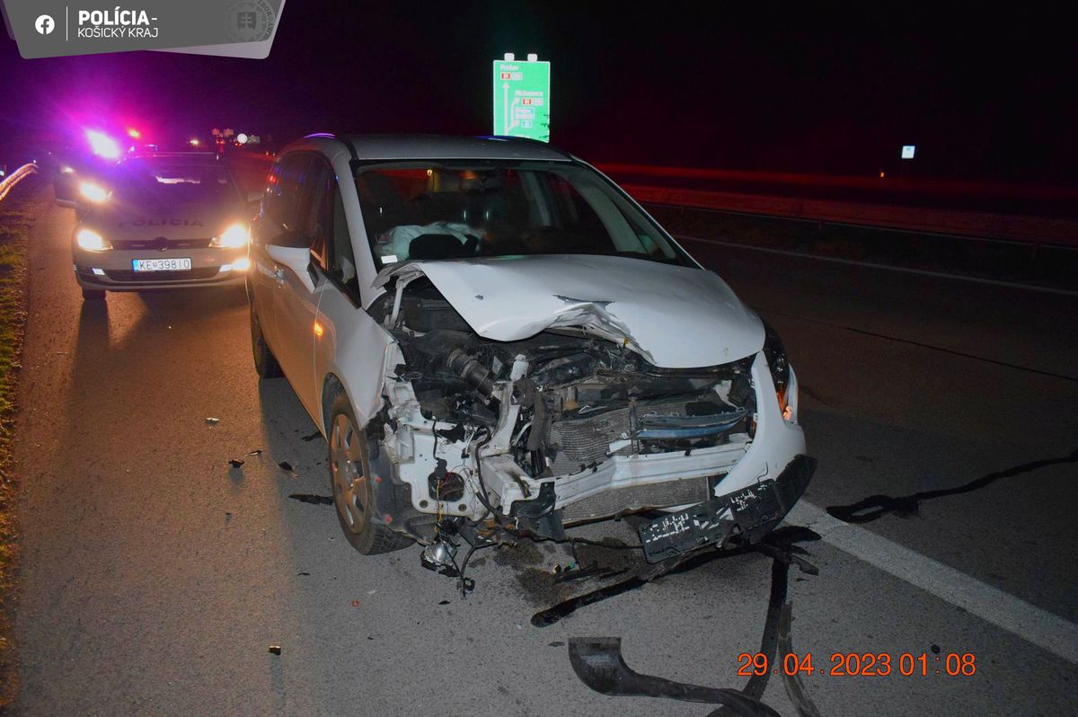 Auto po zrážke s medveďom pri Košiciach.