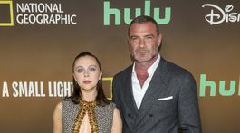 Bel Powley v kreácii Miu Miu a herec Liev Schreiber