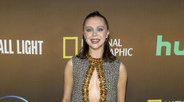 Bel Powley v kreácii Miu Miu